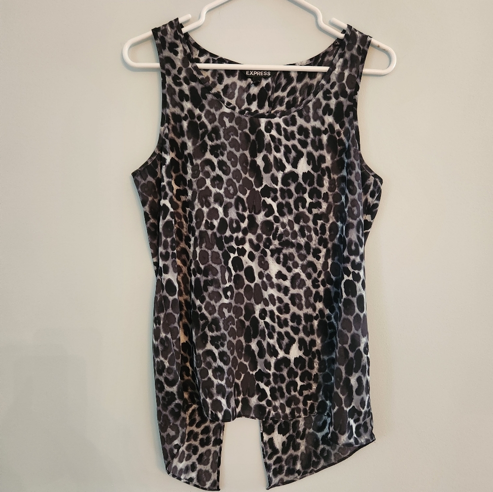 (4 For $20) EXPRESS Black and White print blouse with slit open back.  Size M.l